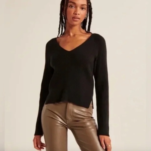 Abercrombie & Fitch LuxeLoft V-Neck Ribbed Sweater in Black Size Medium - Picture 1 of 5